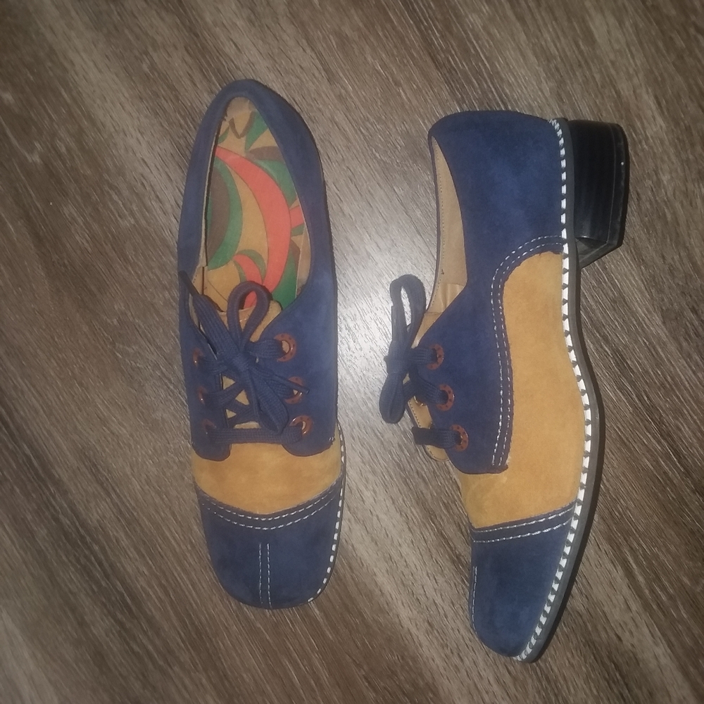 1970's vintage women's Buster Brown suede oxfords